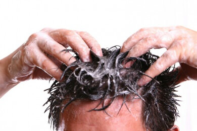Schöne Haare nur bei gesunder Kopfhaut: Die besten Pflegetipps
