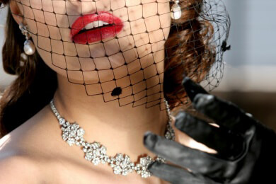 Verrutschte Brusttücher, Flohattrappen und falsche Muttermale - So wurde früher geflirtet