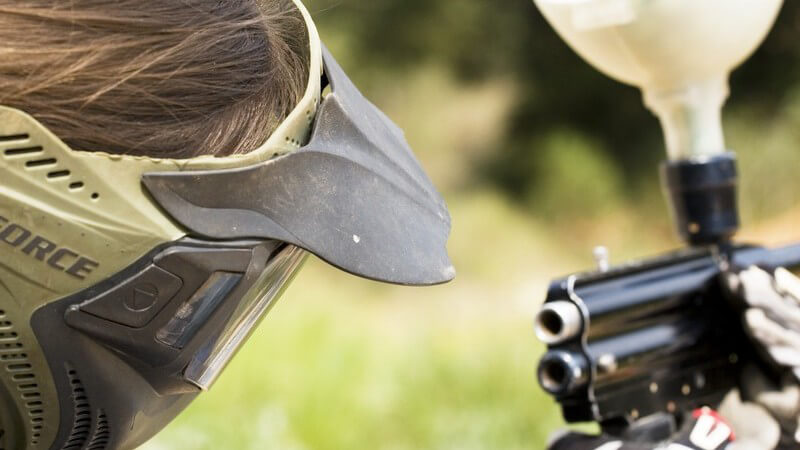 Schütze mit Helm und Paintball-Pistole