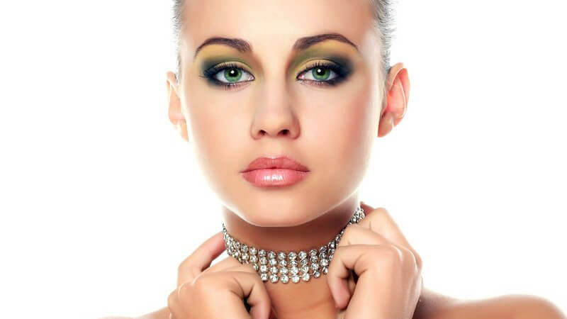 Portrait stark geschminkte junge Frau mit Diamantenkette