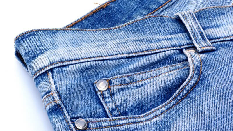 Nahaufnahme rechte Tasche einer blauen Jeans