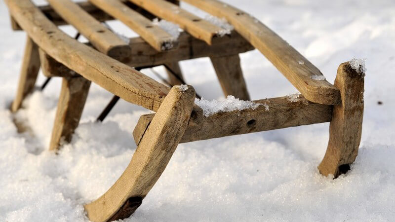 Alter Holzschlitten im Schnee
