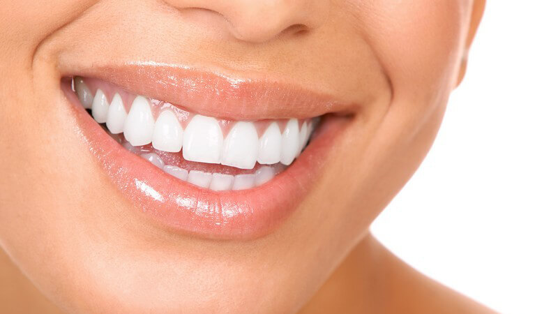 Weiblicher, lächelnder Mund mit sehr weißen Zähnen