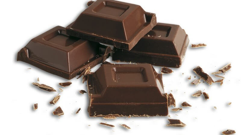 Vier Stücke Schokolade auf weißem Hintergrund