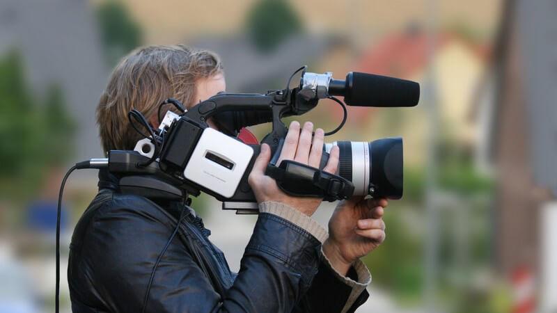 Seitenansicht Journalist mit Kamera