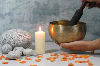 Mit Kerzen durch Meditation die weihnachtliche Besinnlichkeit erhalten