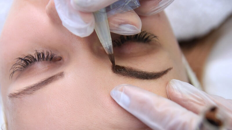 Permanent-Make-up-Behandlung an den Augenbrauen einer Frau
