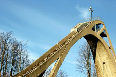 Mit 15 Jahren Start bei Olympia - Gianina Ernst springt bei Weltcup-Debüt in Lillehammer aufs Podest