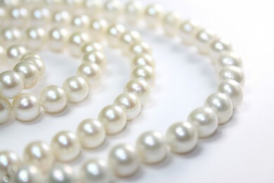 Statement-Kette vs. Perlen-Collier - Schmuck für jeden Typ