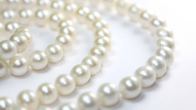 Weiße Perlenkette auf weißem Hintergrund