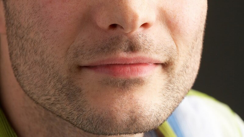 Nahaufnahme Mund, Nase, Kinn eines jungen Männergesichts mit 3-Tage-Bart