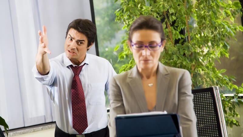 Büromitarbeiter streitet sich mit Chefin