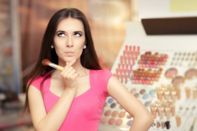 Verdecken und bekämpfen: Wie Camouflage-Make-Up bei unreiner Haut helfen kann