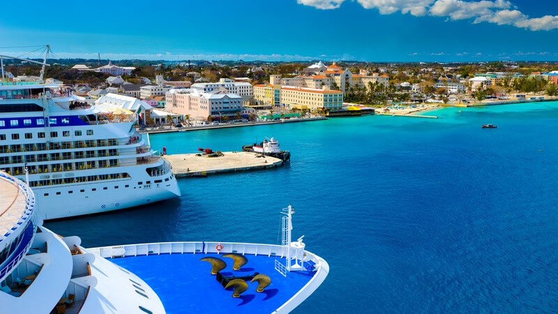 Zwei Kreuzfahrtschiffe im Hafen von Nassau auf den Bahamas