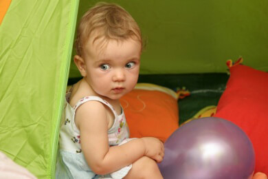 BaseCamp bietet Übernachtung der besonderen Art: Indoor-Camping in historischen Wohnwagen