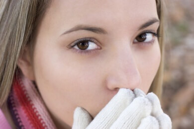 Wie man die empfindliche Augenhaut bei kalten Temperaturen schützen kann